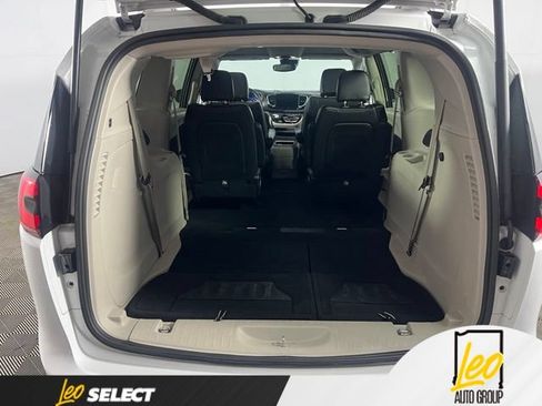 Used 2021 Chrysler Pacifica Touring-L FWD image 11