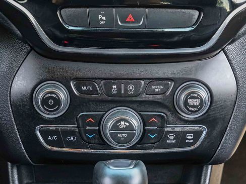 Used 2020 Jeep Cherokee Limited AWD/4WD image 12
