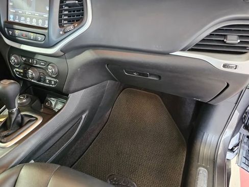 Used 2018 Jeep Cherokee Overland w/ Technology Group image 37