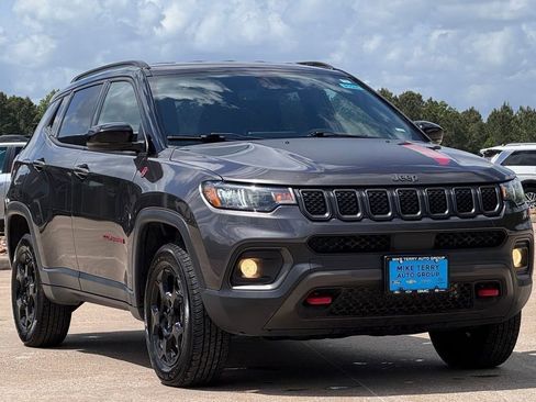 Used 2024 Jeep Compass Trailhawk image 8