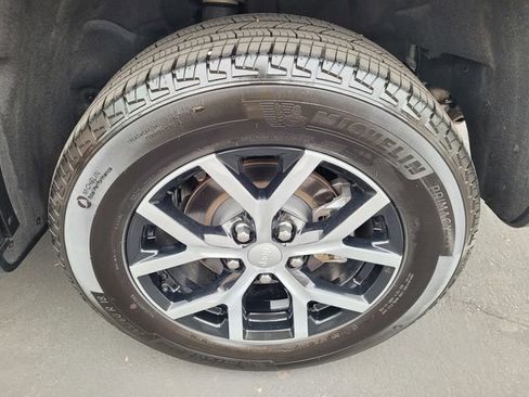 Used 2024 Jeep Grand Cherokee Limited image 27