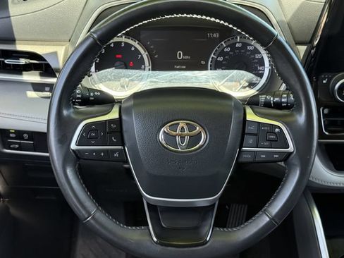 Used 2023 Toyota Highlander XLE FWD image 13