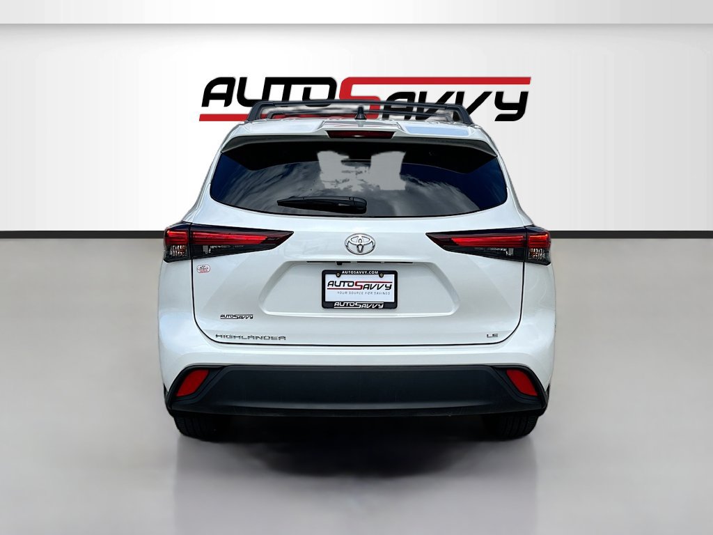 Used 2024 Toyota Highlander LE FWD image 6