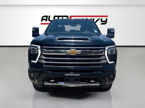 Used 2024 Chevrolet Silverado 2500 High Country w/ Technology Package AWD/4WD image 2