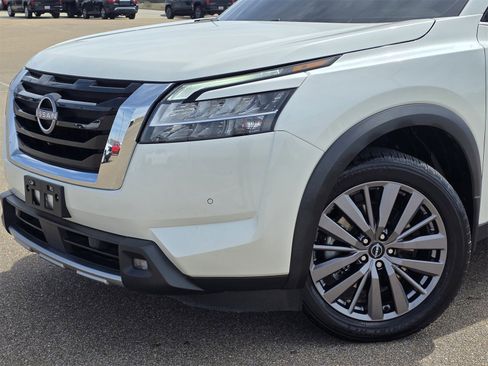 Used 2022 Nissan Pathfinder SL w/ SL Premium Package image 2