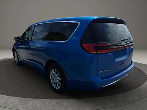 Used 2026 Chrysler Pacifica Select FWD image 4