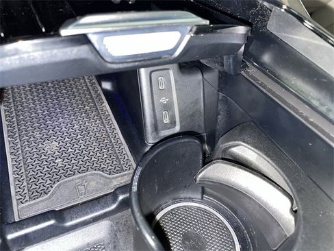 Used 2025 Mercedes-Benz GLC 300 4MATIC image 29