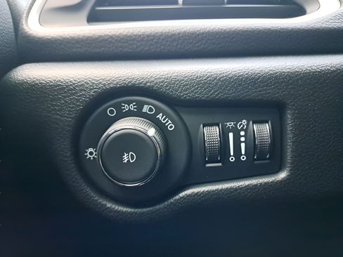 New 2026 Chrysler Pacifica Select FWD image 25