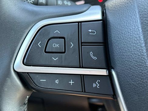 Used 2025 Toyota Highlander XLE FWD image 30