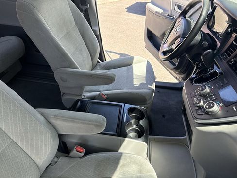 Used 2020 Toyota Sienna LE FWD image 29