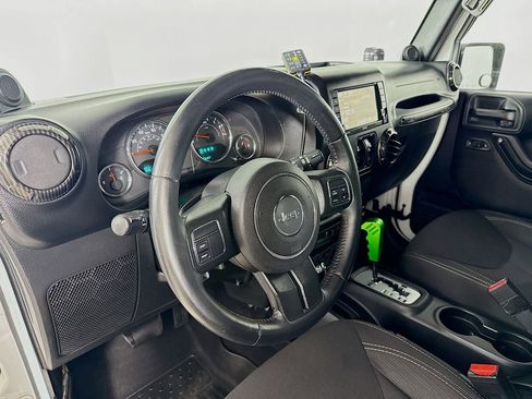 Used 2014 Jeep Wrangler Unlimited Sahara image 10