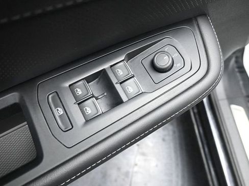 Used 2025 Volkswagen Atlas SE image 29