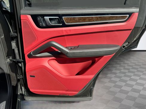 Used 2023 Porsche Cayenne image 32