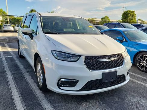 Used 2023 Chrysler Pacifica Touring-L FWD image 3