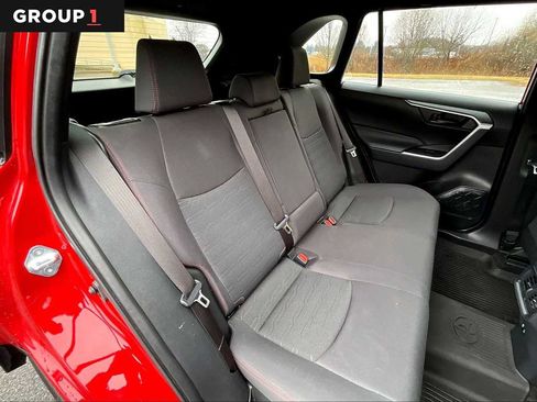 Used 2021 Toyota RAV4 SE image 19