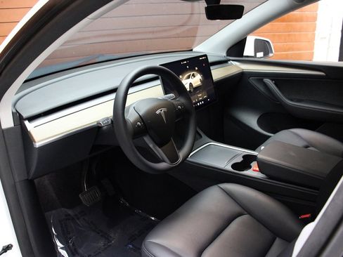 Used 2023 Tesla Model Y Long Range image 31