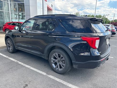 Used 2022 Ford Explorer XLT w/ Equipment Group 202A AWD/4WD image 4