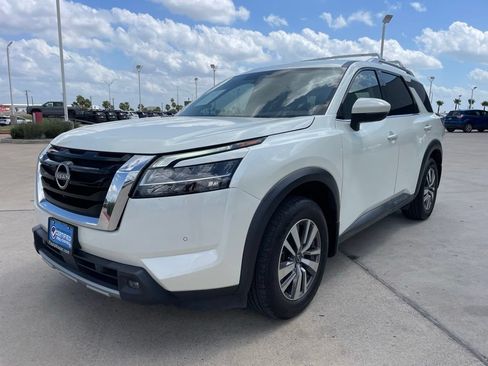 Used 2023 Nissan Pathfinder SL FWD image 3