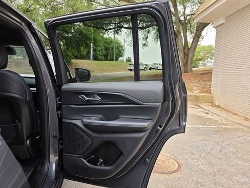 Used 2025 Jeep Grand Cherokee Laredo w/ Luxury Tech Group I RWD image 37