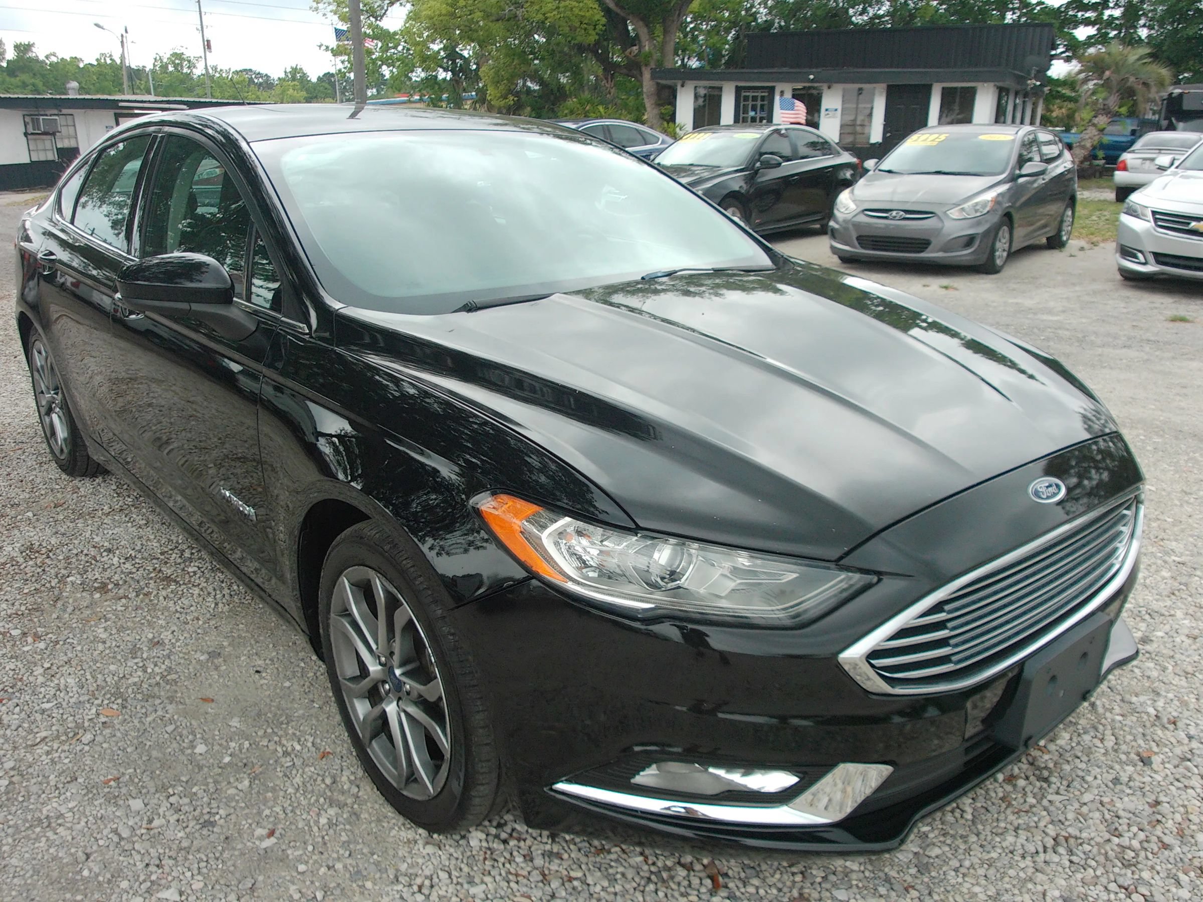 Used 2017 Ford Fusion SE w/ Equipment Group 601A FWD image 3