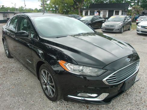 Used 2017 Ford Fusion SE w/ Equipment Group 601A FWD image 3