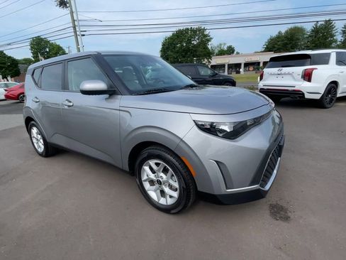 Used 2023 Kia Soul LX w/ LX Technology Package FWD image 2