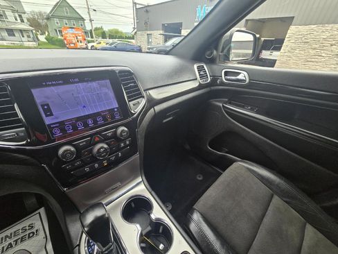 Used 2019 Jeep Grand Cherokee Altitude AWD/4WD image 12