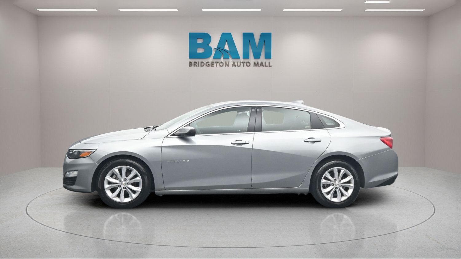 Used 2025 Chevrolet Malibu LT FWD image 3