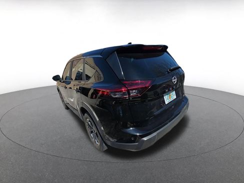 Used 2025 Nissan Rogue SV image 5