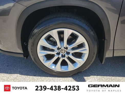 Used 2024 Toyota Highlander Limited image 13