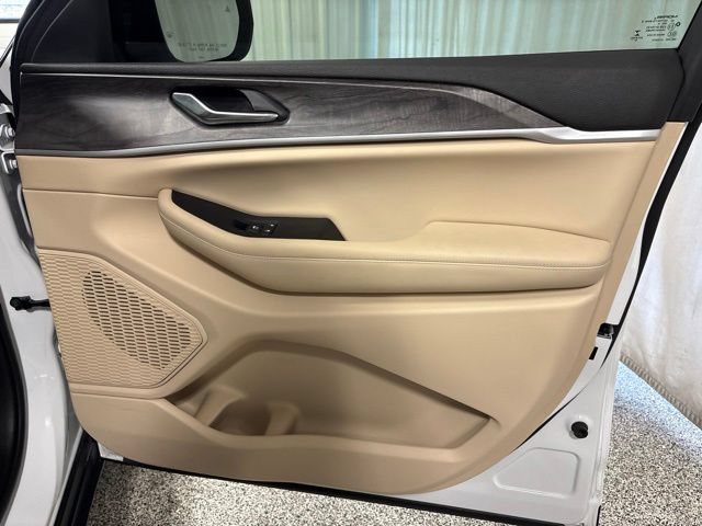 Used 2023 Jeep Grand Cherokee Limited w/ Luxury Tech Group II AWD/4WD image 21