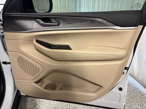 Used 2023 Jeep Grand Cherokee Limited w/ Luxury Tech Group II AWD/4WD image 21