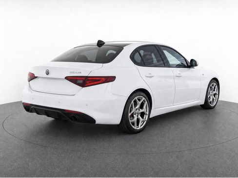 Used 2022 Alfa Romeo Giulia Ti RWD image 4