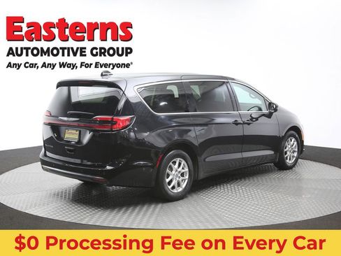 Used 2023 Chrysler Pacifica Touring-L FWD image 42