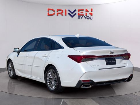 Used 2022 Toyota Avalon Limited image 3