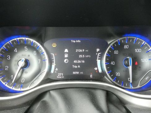 Used 2024 Chrysler Pacifica Touring-L FWD image 23