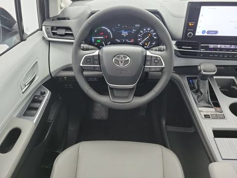 Used 2025 Toyota Sienna XLE w/ XLE Plus Package FWD image 17