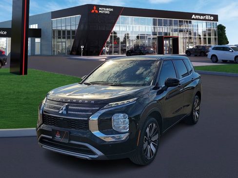 Used 2025 Mitsubishi Outlander SE image 1