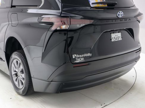 Used 2024 Toyota Sienna LE image 11
