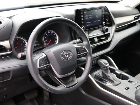Used 2022 Toyota Highlander LE FWD image 17