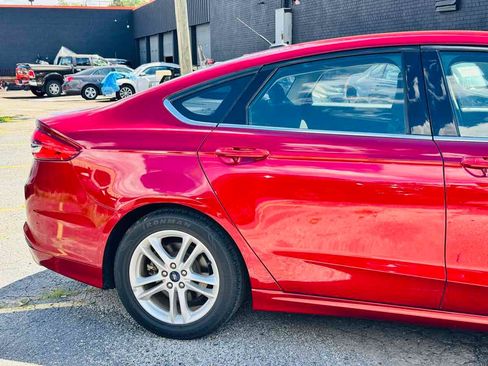 Used 2018 Ford Fusion SE w/ Fusion SE Technology Package FWD image 3