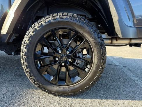 Used 2025 Jeep Gladiator Sport image 12