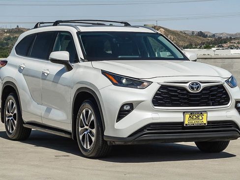 Used 2023 Toyota Highlander XLE FWD image 5
