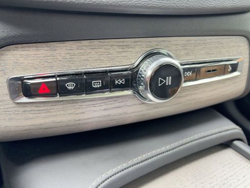 Certified 2024 Volvo XC90 T8 Ultimate w/ Protection Package Premier image 18