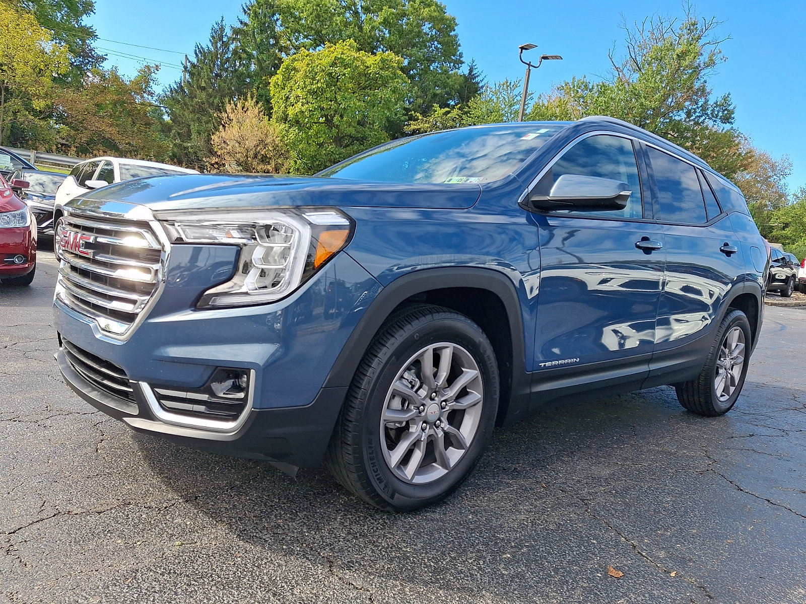 Used 2024 GMC Terrain SLT AWD/4WD image 3