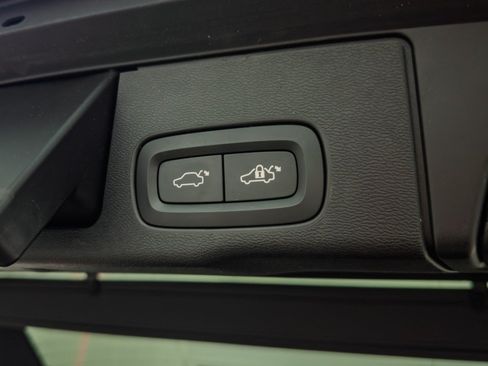 Used 2019 Volvo XC60 T5 Momentum w/ Multimedia Package AWD/4WD image 10