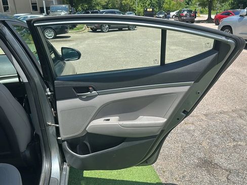 Used 2019 Hyundai Elantra SE FWD image 20