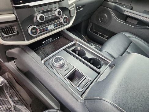 Used 2023 Ford Expedition XLT image 18