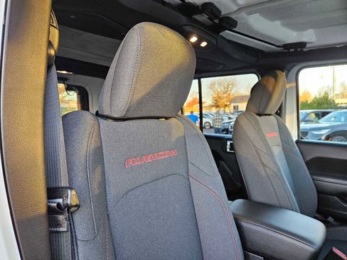 Used 2025 Jeep Wrangler Unlimited Rubicon w/ Technology Group image 13