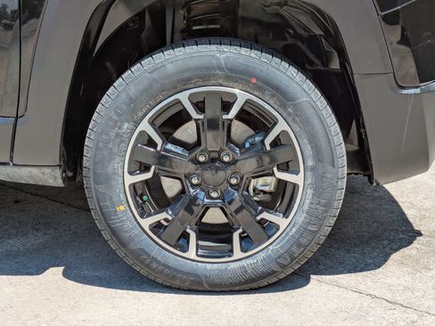 Used 2023 Jeep Renegade Trailhawk w/ Trailhawk Elite Group AWD/4WD image 29